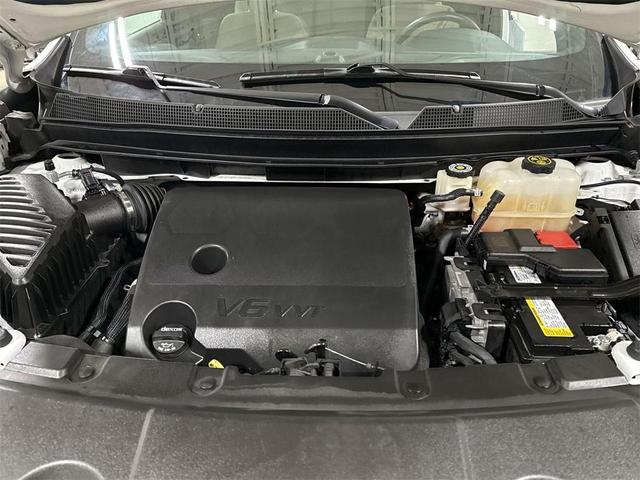 Photo of 2023 Summit White Chevrolet Traverse