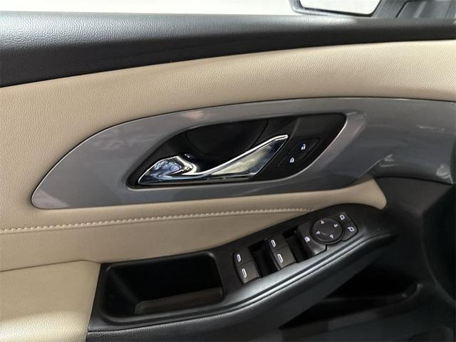 Photo of 2023 Summit White Chevrolet Traverse