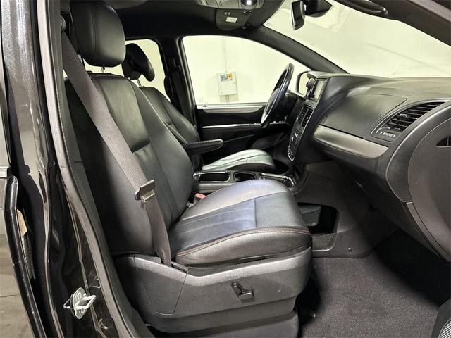 Photo of 2019 Brilliant Black Crystal Pearlcoat Dodge Grand Caravan