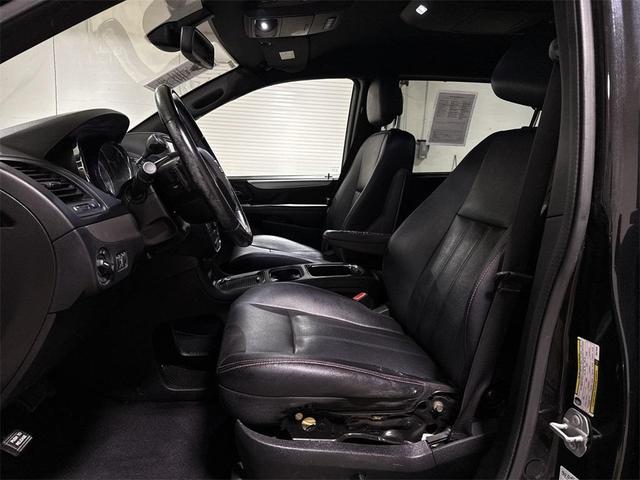 Photo of 2019 Brilliant Black Crystal Pearlcoat Dodge Grand Caravan