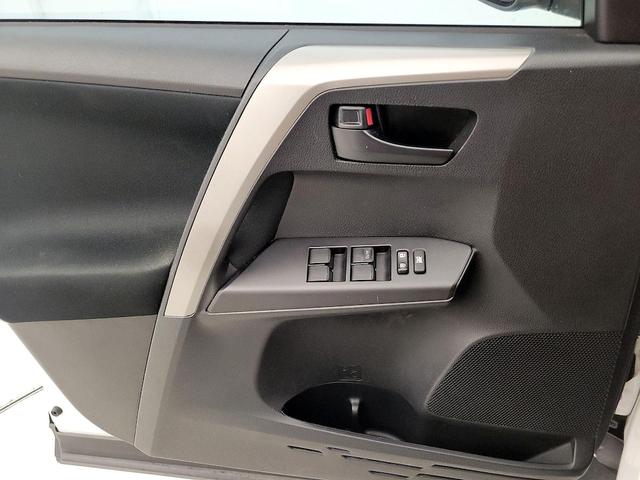 Photo of 2018 White Toyota RAV4