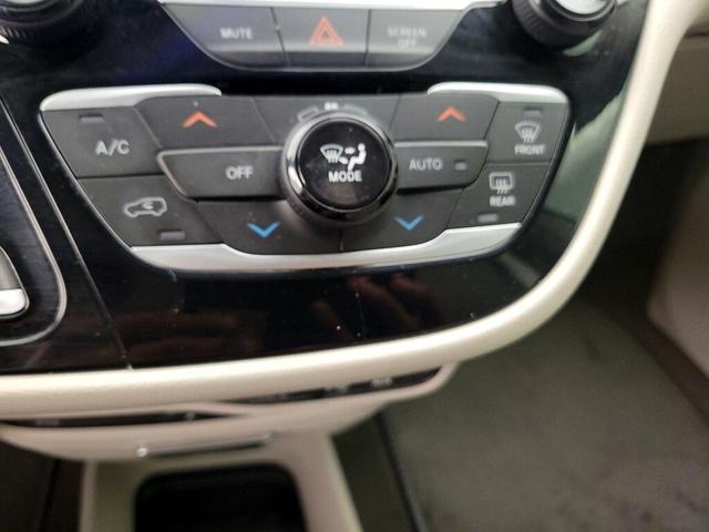 Photo of 2020 White Chrysler Pacifica
