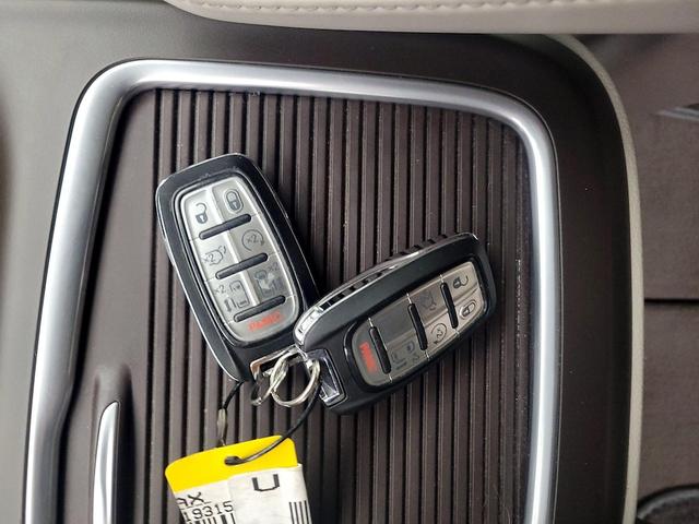 Photo of 2020 White Chrysler Pacifica