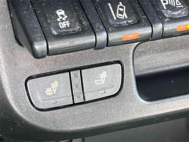 Photo of 2021 Summit White GMC Canyon