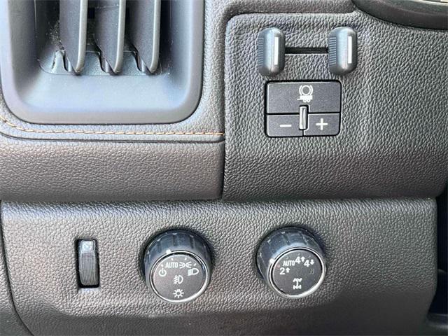Photo of 2021 Summit White GMC Canyon