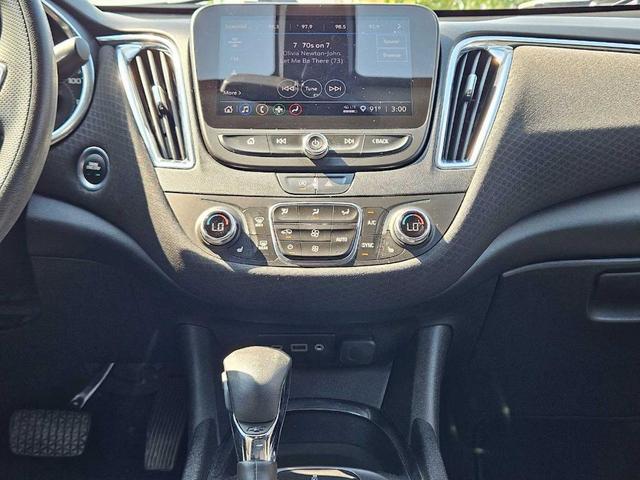 Photo of 2021 Silver Ice Metallic Chevrolet Malibu