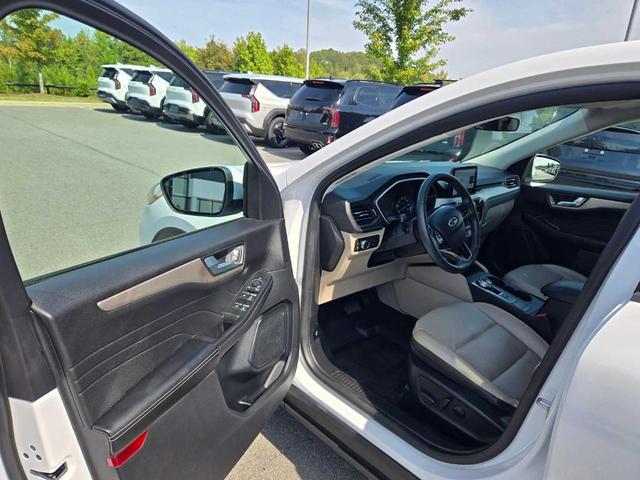 Photo of 2022 Oxford White Ford Escape