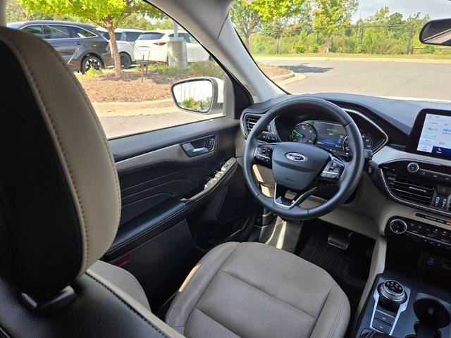 Photo of 2022 Oxford White Ford Escape