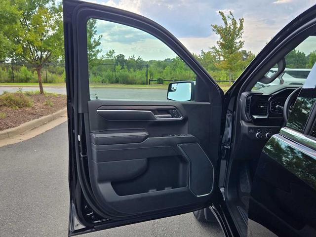 Photo of 2024 Onyx Black GMC Sierra 1500