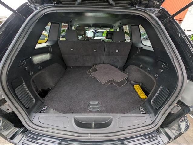 Photo of 2017 Diamond Black Crystal Pearlcoat Jeep Grand Cherokee