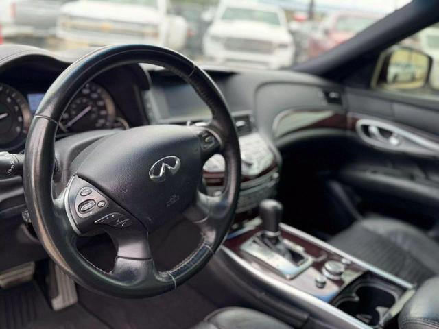 Photo of 2014 Black INFINITI Q70
