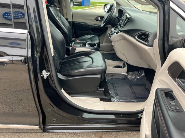 Photo of 2017 Black Chrysler Pacifica
