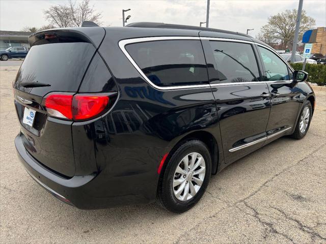 Photo of 2017 Black Chrysler Pacifica
