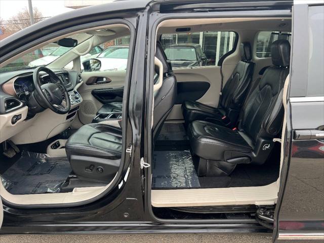 Photo of 2017 Black Chrysler Pacifica