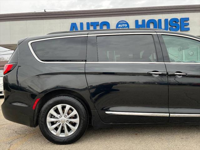 Photo of 2017 Black Chrysler Pacifica
