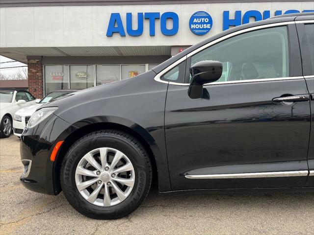 Photo of 2017 Black Chrysler Pacifica
