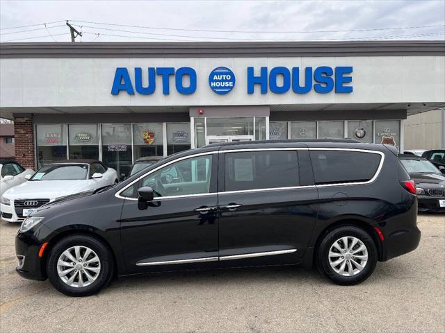 Photo of 2017 Black Chrysler Pacifica