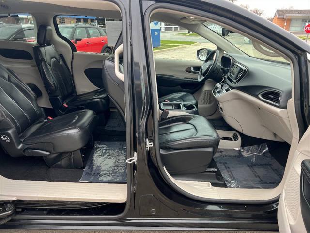 Photo of 2017 Black Chrysler Pacifica