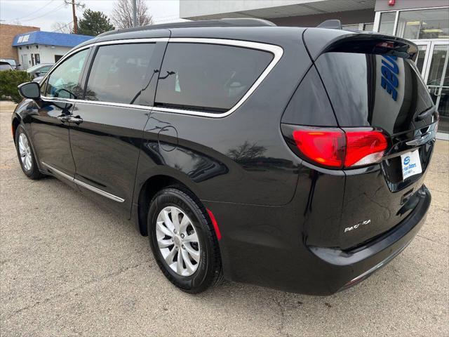 Photo of 2017 Black Chrysler Pacifica