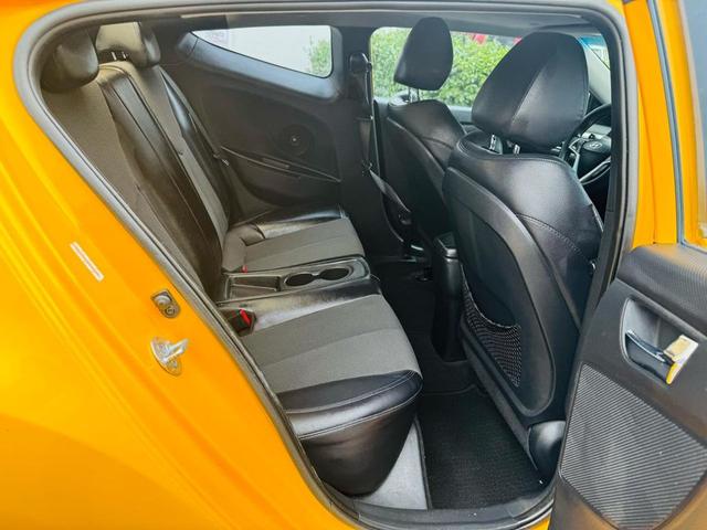 Photo of 2013 26.2 Yellow Hyundai Veloster