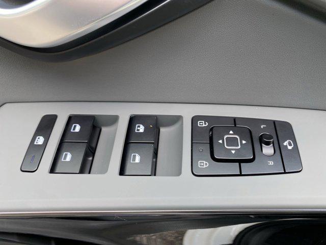 Photo of 2025 Snow White Pearl Kia Niro