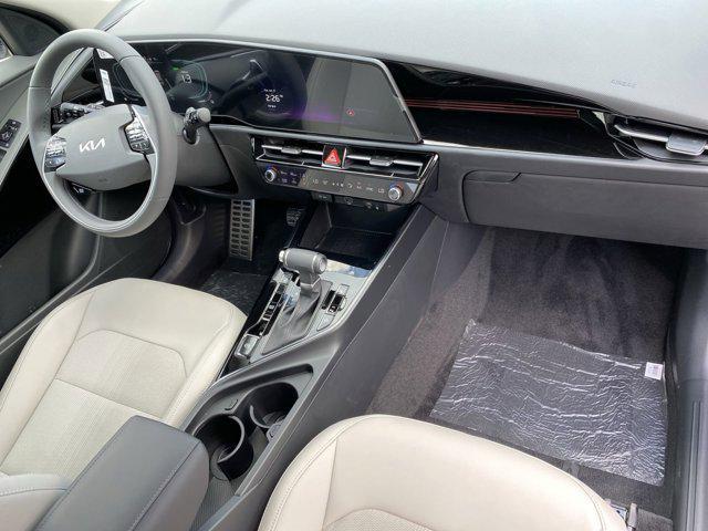 Photo of 2025 Snow White Pearl Kia Niro