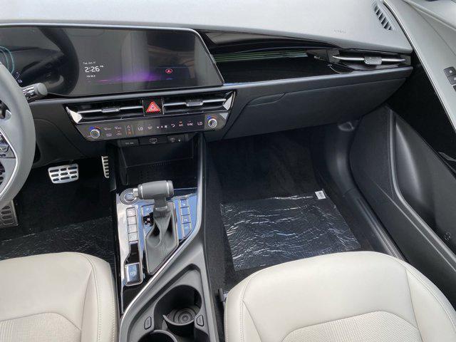 Photo of 2025 Snow White Pearl Kia Niro