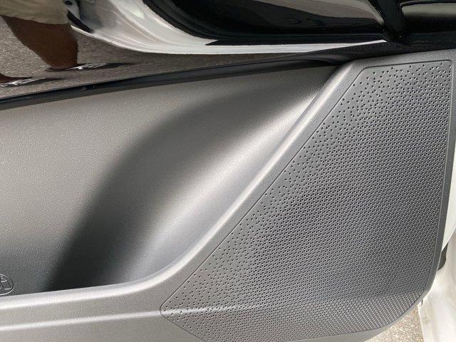 Photo of 2025 Snow White Pearl Kia Niro