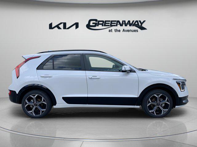 Photo of 2025 Snow White Pearl Kia Niro