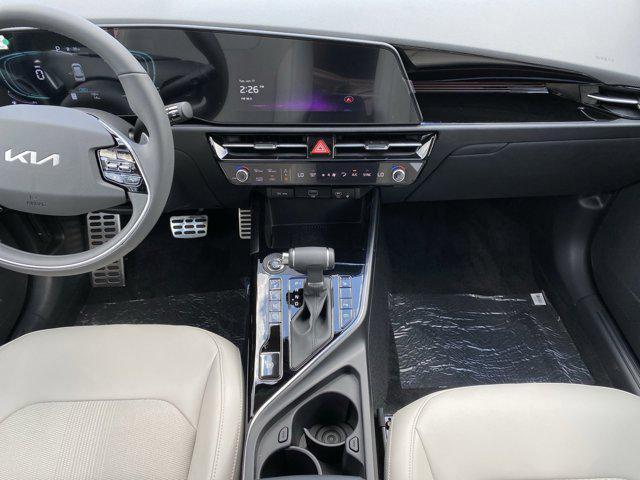 Photo of 2025 Snow White Pearl Kia Niro