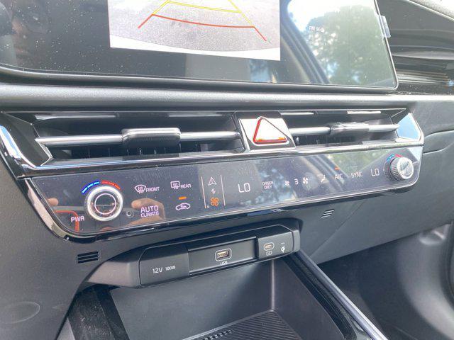 Photo of 2025 Snow White Pearl Kia Niro