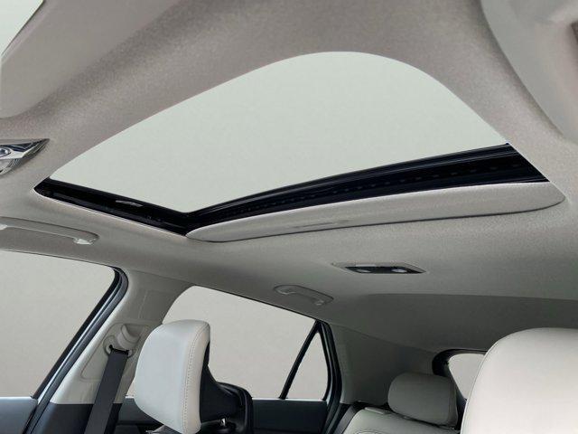 Photo of 2025 Snow White Pearl Kia Niro