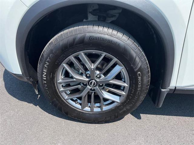 Photo of 2022 Glacier White Nissan Rogue