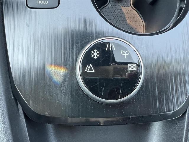 Photo of 2022 Glacier White Nissan Rogue