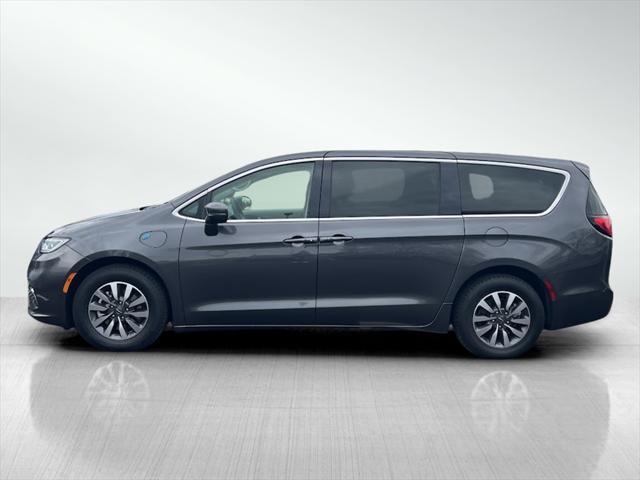 Photo of 2022 Granite Crystal Metallic Clearcoat Chrysler Pacifica Hybrid