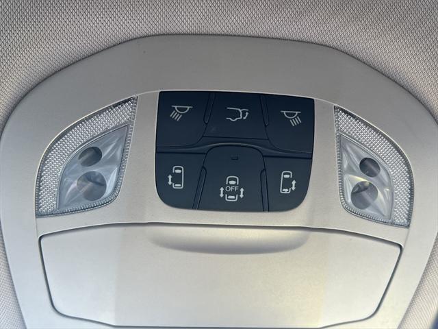 Photo of 2022 Granite Crystal Metallic Clearcoat Chrysler Pacifica Hybrid
