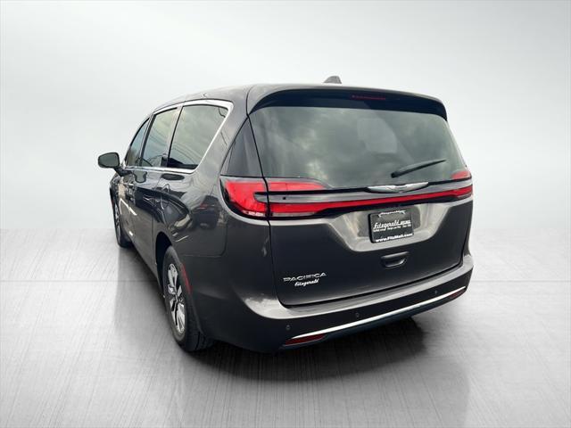 Photo of 2022 Granite Crystal Metallic Clearcoat Chrysler Pacifica Hybrid