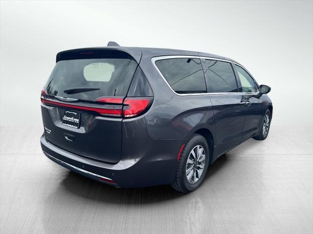 Photo of 2022 Granite Crystal Metallic Clearcoat Chrysler Pacifica Hybrid