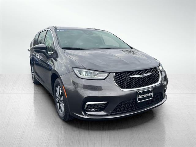 Photo of 2022 Granite Crystal Metallic Clearcoat Chrysler Pacifica Hybrid