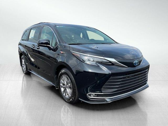 Photo of 2024 Midnight Black Metallic Toyota Sienna