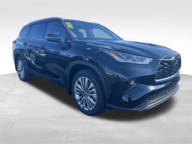 Photo of 2025 Midnight Black Metallic Toyota Highlander Hybrid