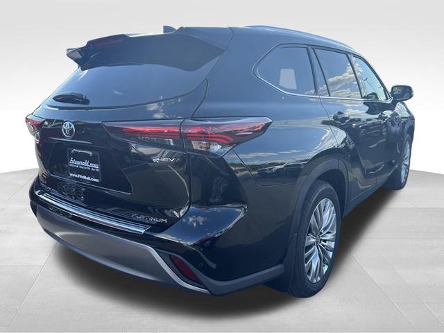 Photo of 2025 Midnight Black Metallic Toyota Highlander Hybrid