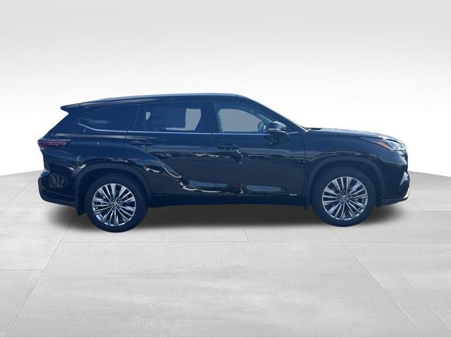 Photo of 2025 Midnight Black Metallic Toyota Highlander Hybrid