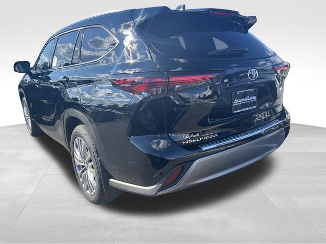 Photo of 2025 Midnight Black Metallic Toyota Highlander Hybrid