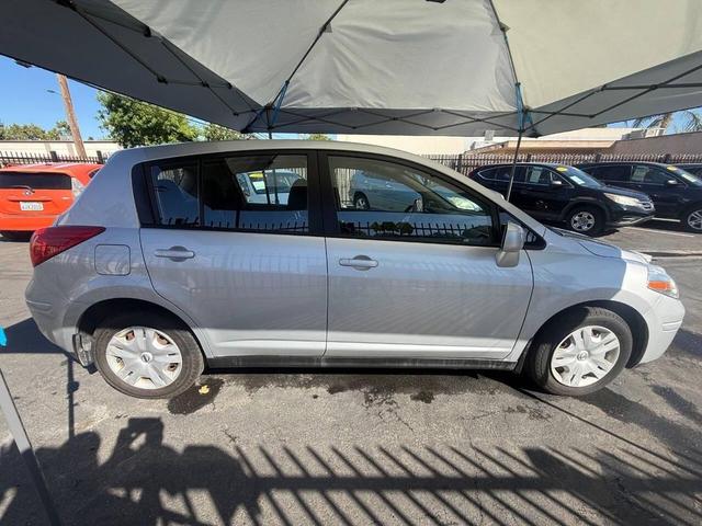 Photo of 2011 Brilliant Silver Nissan Versa
