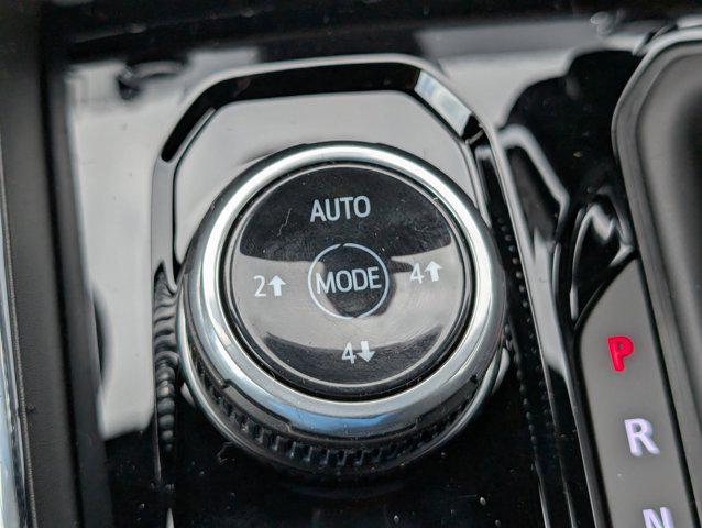 Photo of 2025 Summit White GMC Canyon