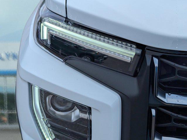 Photo of 2025 Summit White GMC Canyon