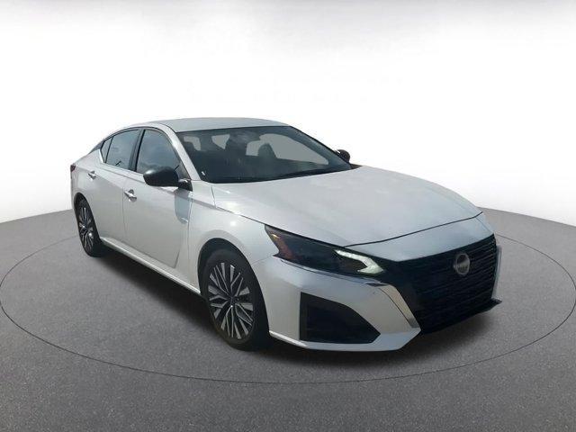 Photo of 2024 Pearl White Tricoat Nissan Altima