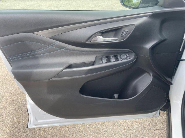 Photo of 2025 Summit White Buick Envista