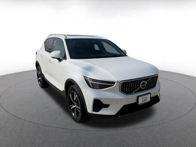 Photo of 2024 Crystal White Metallic Volvo XC40